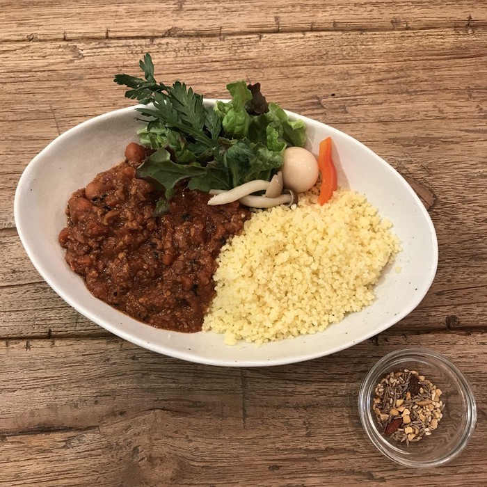 文京区・千駄木ケープルヴィルの新しくなったキーマカレーは、スパイスミックスを辛口・中辛・甘口、お好みに合わせてください