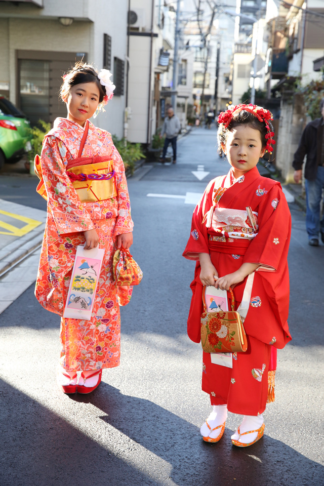 台東区の神社で撮影。姉妹でお着物を着て撮影。