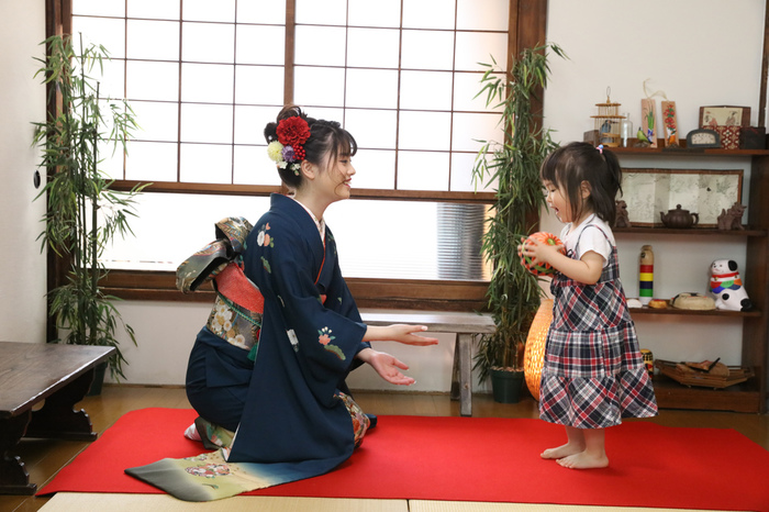 姉妹で手鞠をなげて遊ぶ姿が可愛らしい