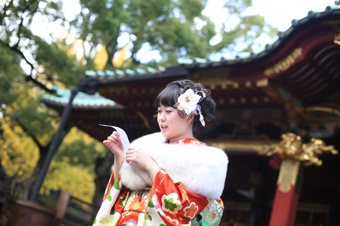 振袖をきてお出かけ。神社でおみくじをひいたり、そういう仕草のひとつひとつをレンズに収めて成人式の記念となる出張撮影をします。