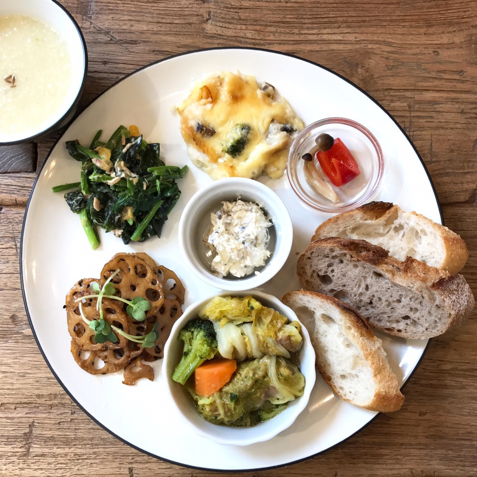 東京文京区千駄木のおしゃれな古民家カフェ、ケープルヴィルで人気のデリランチプレートは、野菜たっぷりな欧州風ごはんが評判で、予約も受付。
