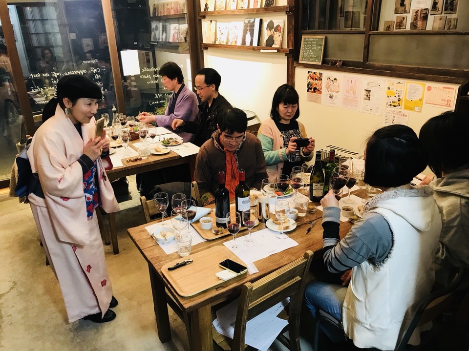 東京都文京区千駄木のビストロカフェ、ケープルヴィルのワイン会の様子です。