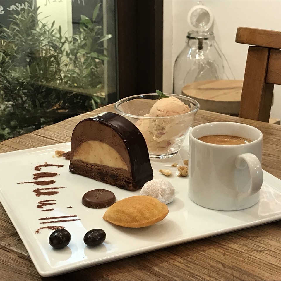 東京・文京区のカフェ、ケープルヴィルでは濃厚なチョコレートにラムの香りがきいた大人のスイーツをご用意しています。