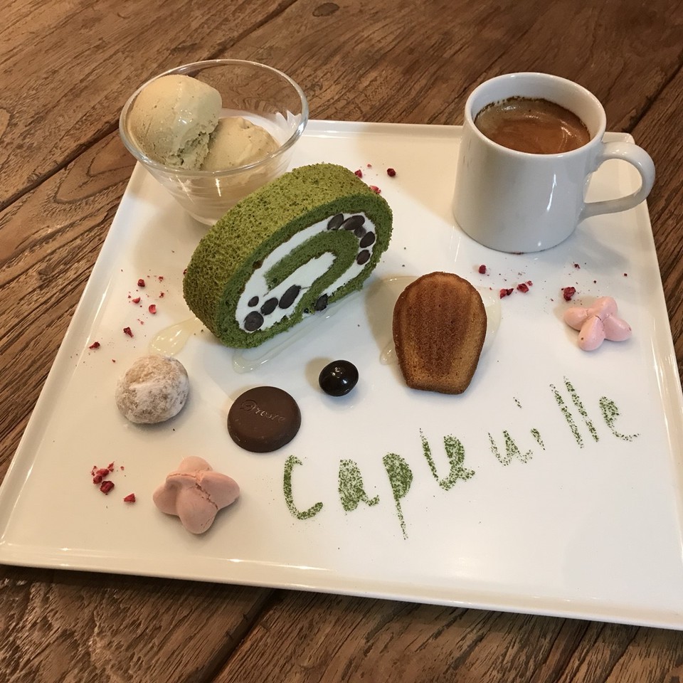４月の千駄木カフェ・ケープルヴィル人気スイーツはメインのケーキが抹茶のロールケーキ。