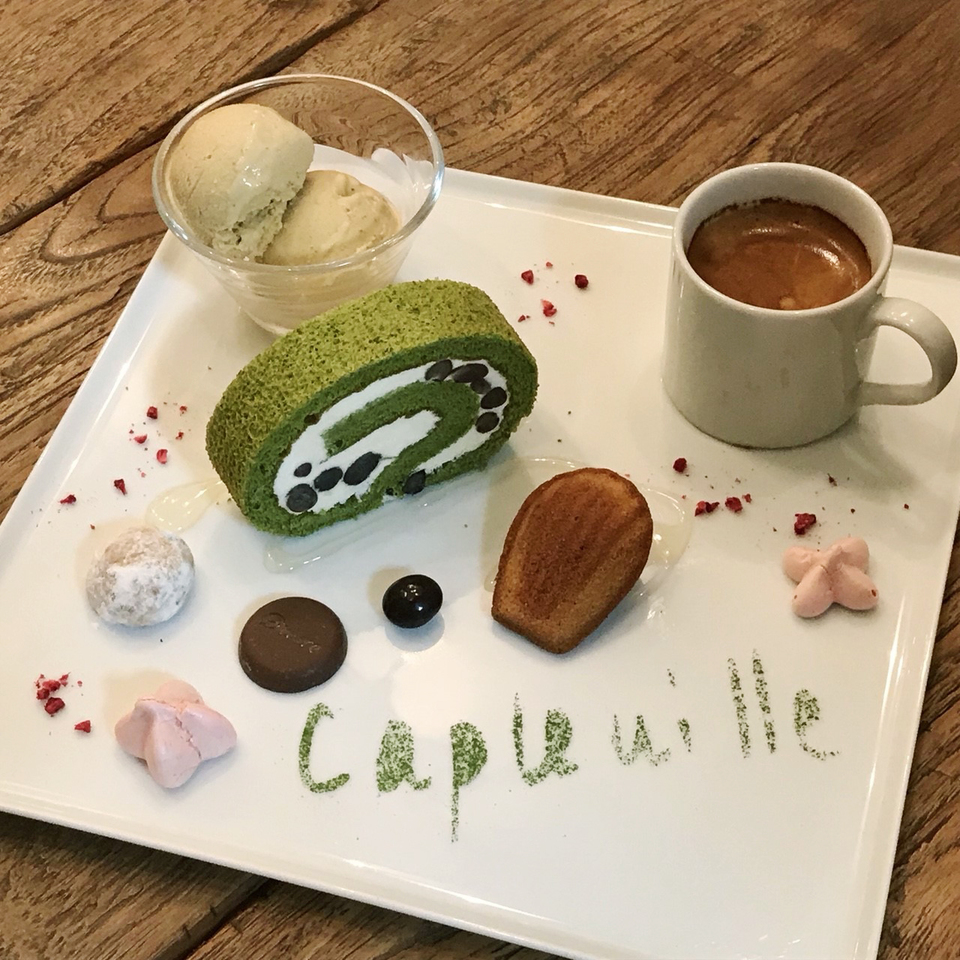千駄木のカフェ・ケープルヴィルの人気自家製デザート、カフェ・グルマン。デザートの盛り合せです。今月のメインは抹茶のロールケーキ。