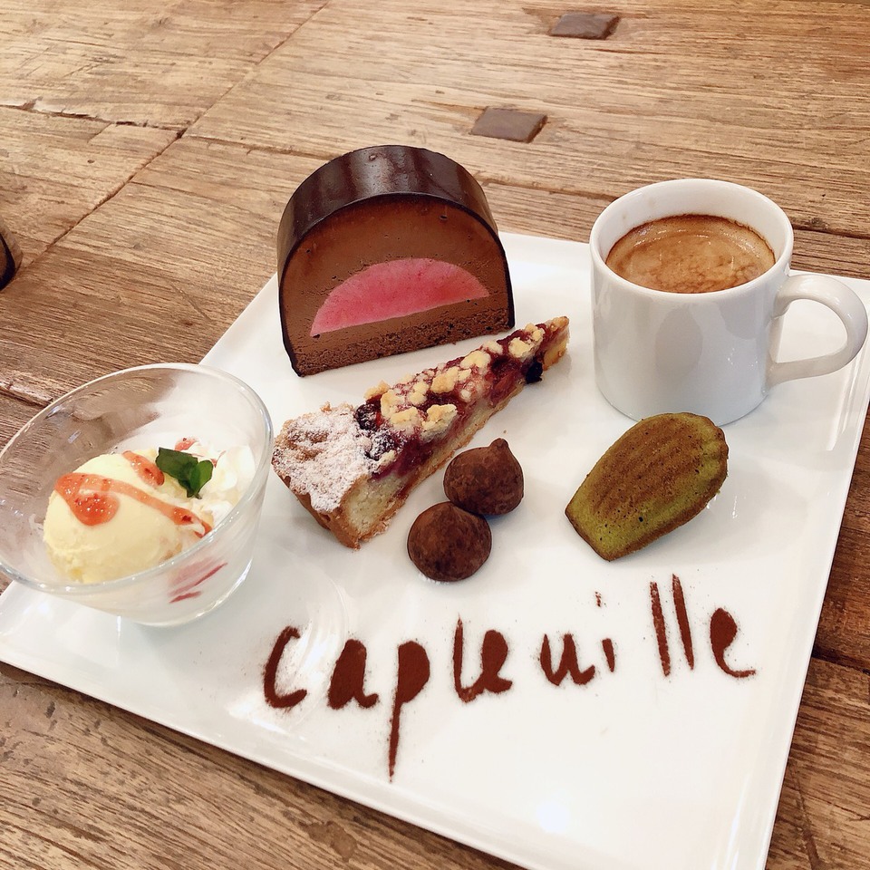 東京都文京区千駄木の人気隠れ家古民家カフェ、ケープルヴィル写真館＆カフェのパティシエによる人気ケーキアソーツのデザートは「カフェ・グルマン」。フランス生まれのデザートです。