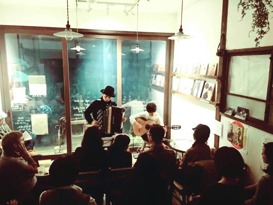 東京都文京区千駄木のカフェ、ケープルヴィルでは月に１度程度カフェライブが行われ、音楽好きのお客様が集まり、音楽を楽しむ。