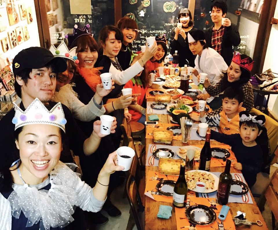 東京都文京区千駄木の古民家カフェ、ケープルヴィルに集まったお客様とスタッフのハロウィーンパーティー