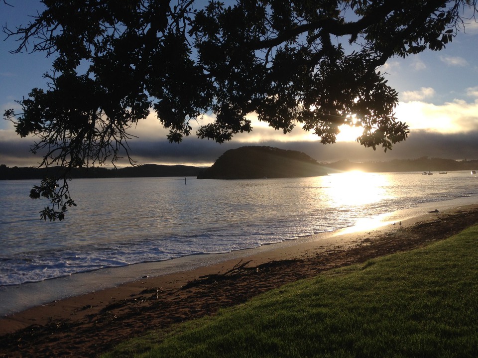 ニュージーランドの海岸のサンライズの風景。太陽の明かりが美しい写真。