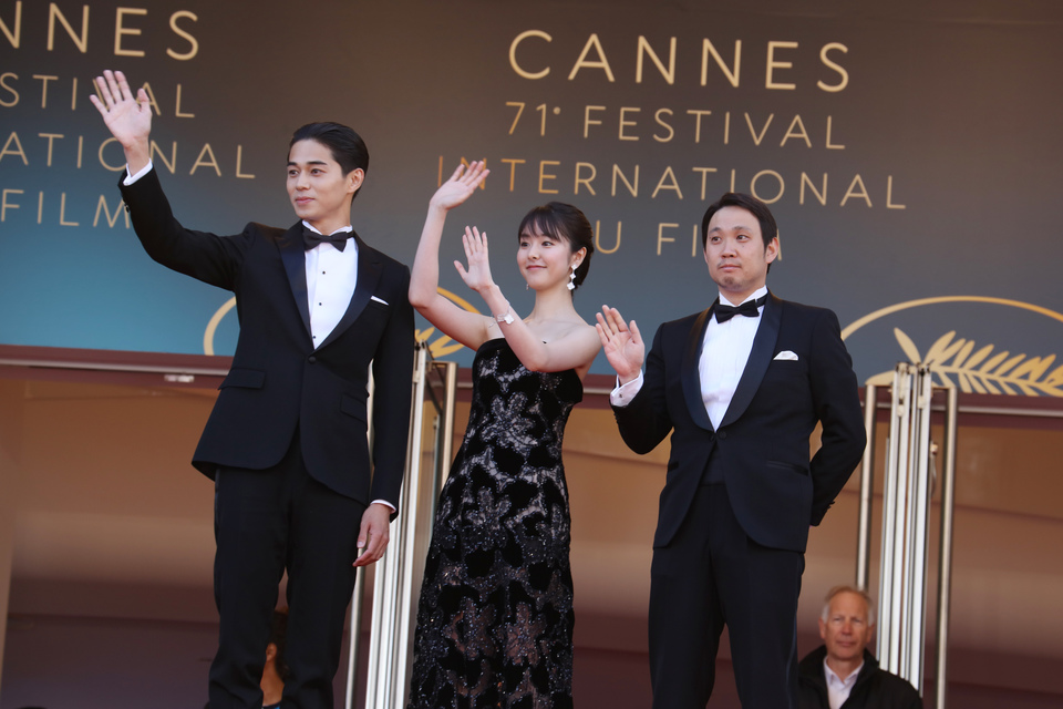 フランス・７１回目のカンヌ映画祭の正式上映の赤絨毯で手を振る東出昌大、唐田えりか、濱口竜介監督。