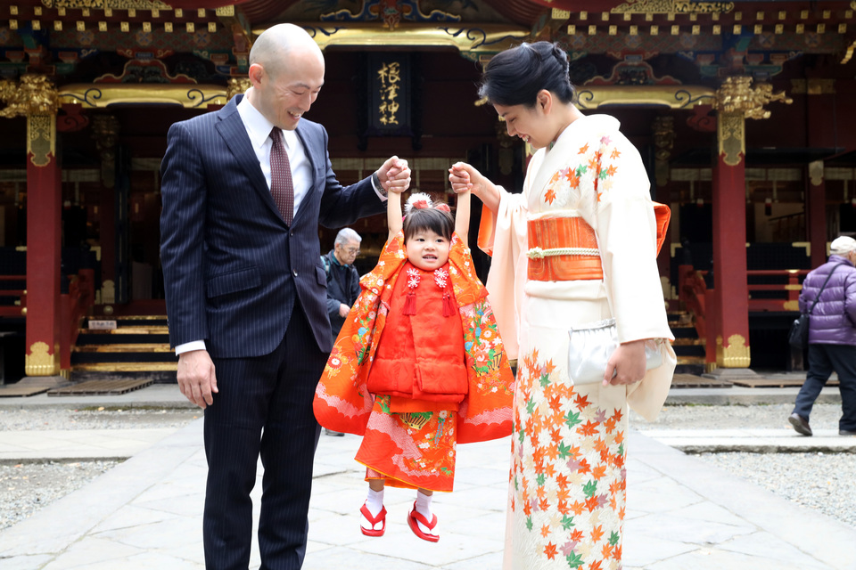 ご家族揃っての七五三。嬉しそうなお子さんの姿。