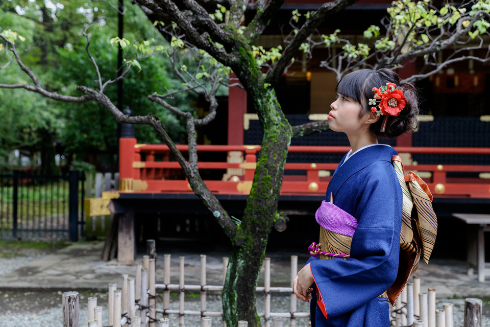 文京区の根津神社に出張撮影。二十歳の成人式の前撮り写真を振袖で。