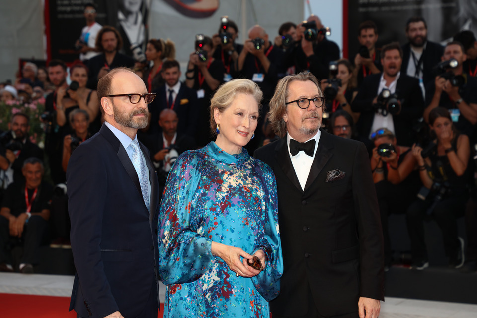 ゲイリー・オールドマン、メリル・ストリープ、イタリア・ベネチア映画祭の赤絨毯に登場したので撮影。
