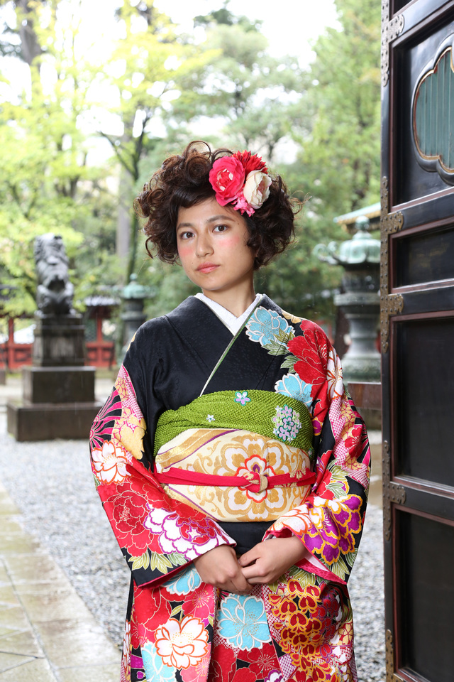 東京都文京区の根津神社に出張。成人式に晴れ着を着て美しいポートレート写真をベテランフォトグラファーによる撮影。雨の日でも綺麗に撮れます。