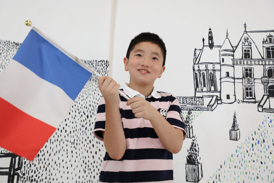 10歳バースデーにフランス国旗をふりながら記念撮影
