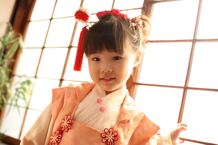 3歳の七五三、レトロなお母様のもちこみ衣装で、可愛らしく着付、ヘアメイクをしてもらい、古民家写真館で落ち着いて撮影中。
