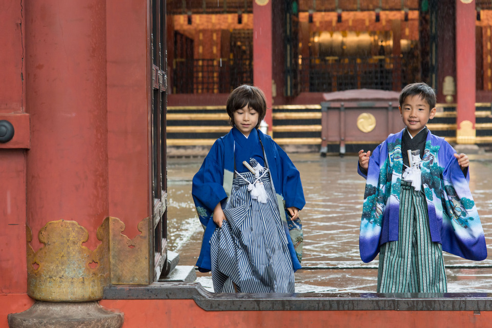 あいにくの雨の中でも文京区の根津神社では出張写真撮影ができます。ケープルヴィルのフォトグラファーはどんなシチュエーションでも絵にしてしまいます。