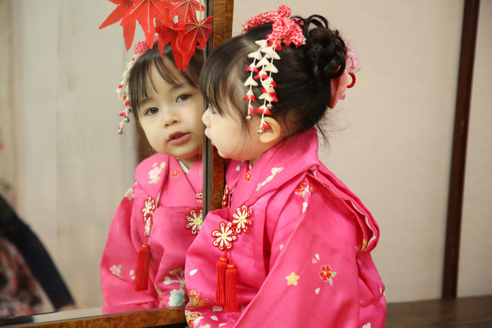 文京区千駄木の写真館、ケープルヴィルのフォトスタジオにて3歳の七五三撮影をする女の子。すてきな小物がたくさん。
