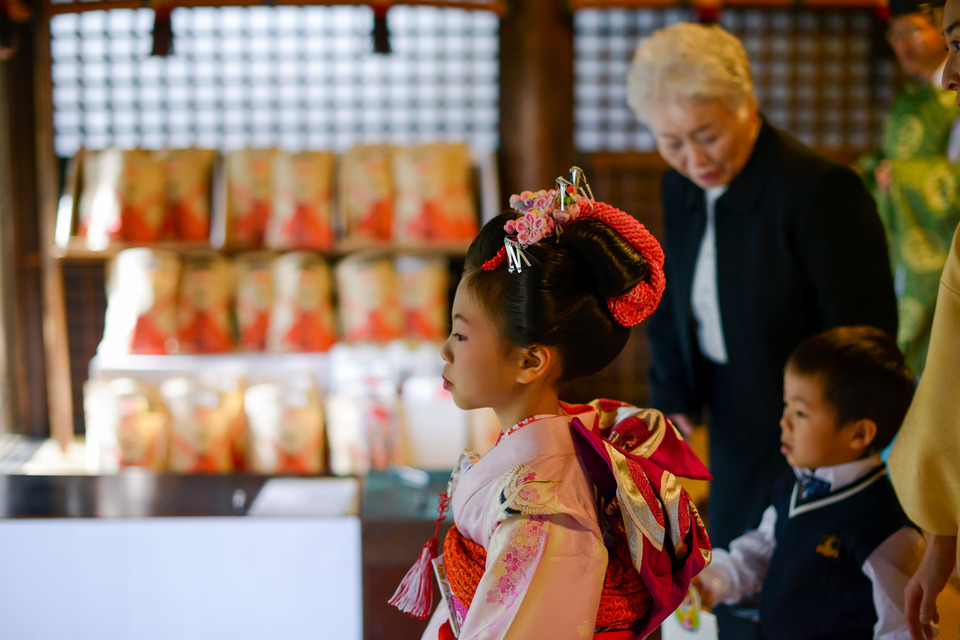 東京都台東区の諏訪神社の社殿は秋の光を浴びて七五三にふさわしい美しさ。ケープルヴィルのカメラマンが出張して撮影。