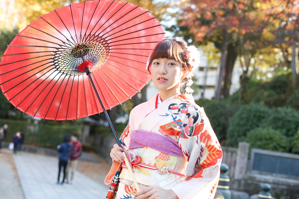 神社の境内での出張撮影ならではの美しさ。風景の美しさと振袖の美しさの対比がすてきです。