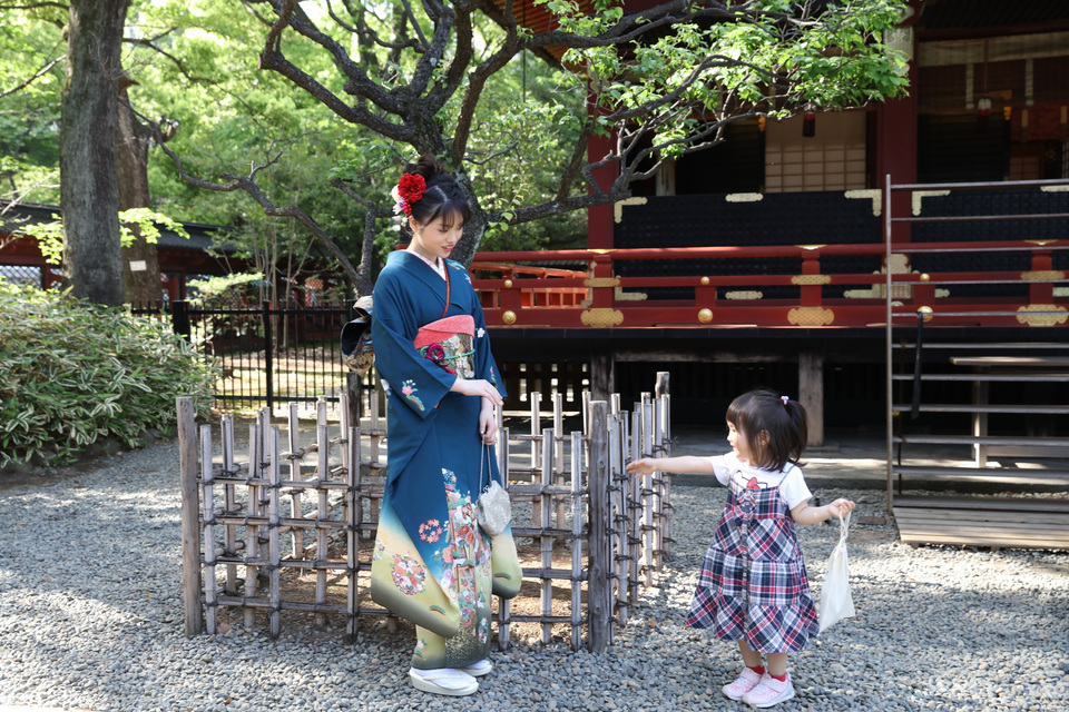 神社で戯れる姉妹