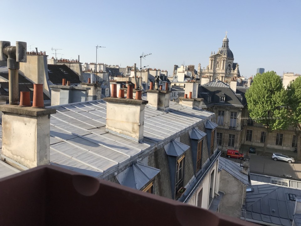 フランス・パリの屋根裏の有名な風景が青い空に広がる。
