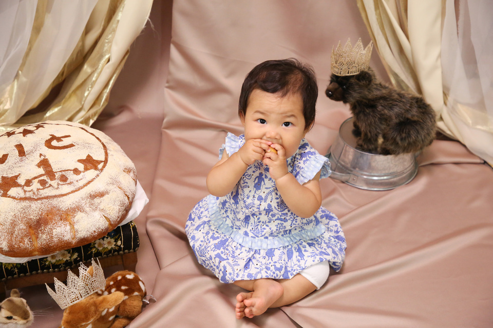 １歳のお誕生日撮影のときには一升餅ならぬ一升パンが最近みかけられるようになりました