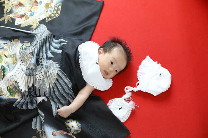 鷹の刺繍がかっこいい産着でお宮参りの撮影を 鷹の刺繍がかっこいい産着でお宮参りの撮影を