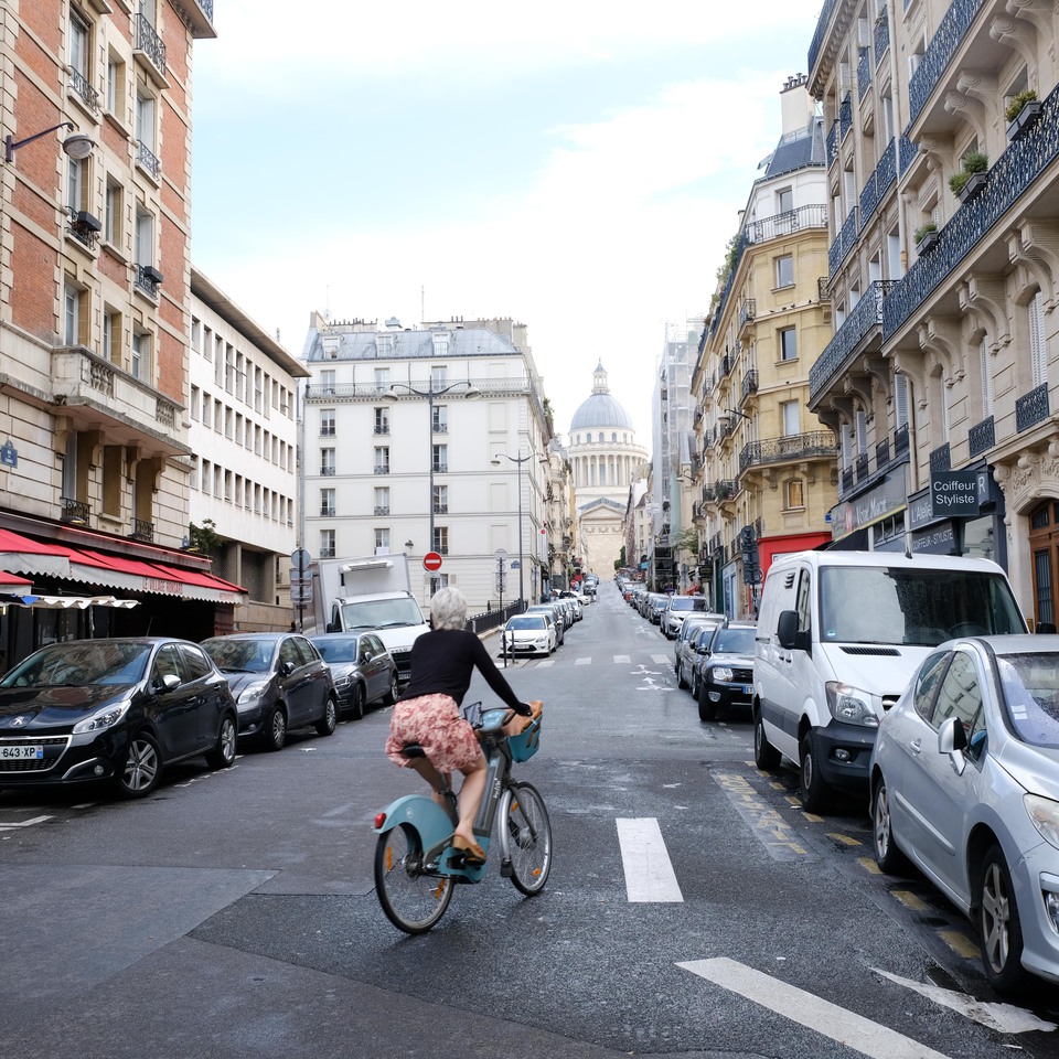 パリの街並みと自転車。
