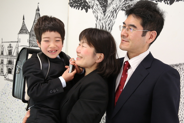 小学校の入学式の準備をして、スーツにランドセル姿で1年生のぴかぴかの写真撮影です。家族もおとうさん、おかあさんが揃って幸せな姿をやきつけましょう。