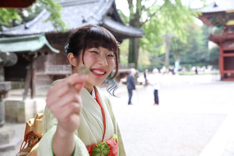 ロケーション撮影。根津神社境内での出張撮影は季節おりおりの雰囲気を取り混ぜながらベテランフォトグラファーにお任せください