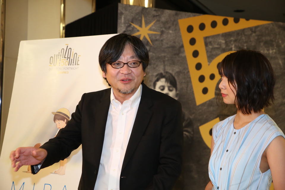 「未来のミライ」のカンヌ映画祭監督週間部門で上映後の記者会見で語る細田守監督と上白石萌歌