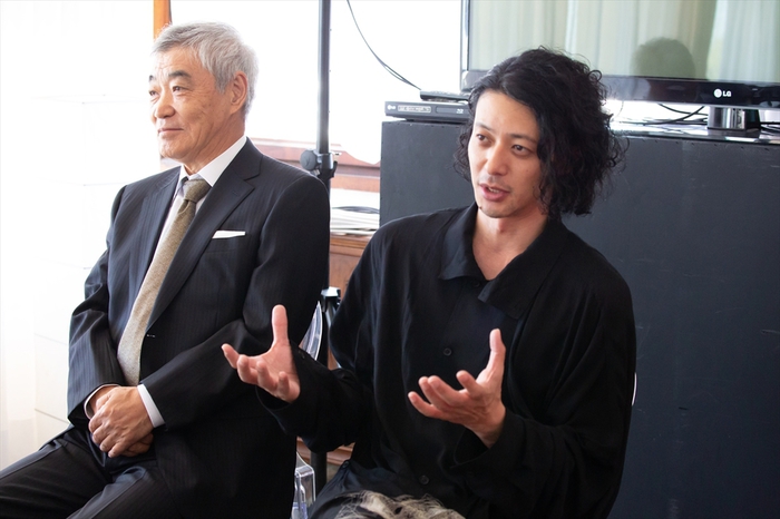 ベネチアのヴェニス・デイズ記者会見で思いを語るオダギリジョーと柄本明。